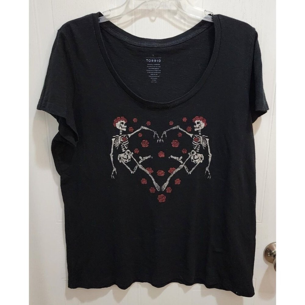 Torrid “Skeletons, Flowers, & Heart” Scoop Neck Black Screen Print T-Shirt Sz 1X